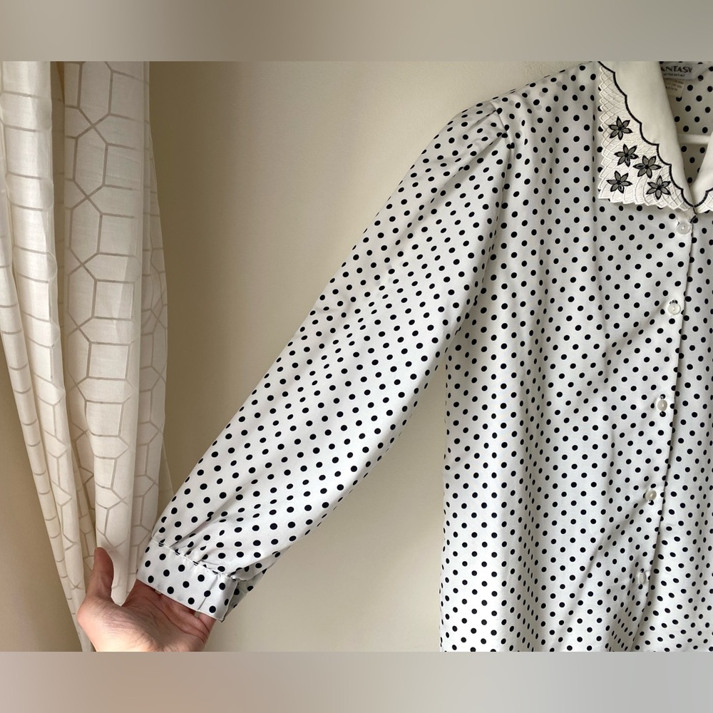 Vintage black and white polka dot print puff shoulder blouse - Picture 12 of 16